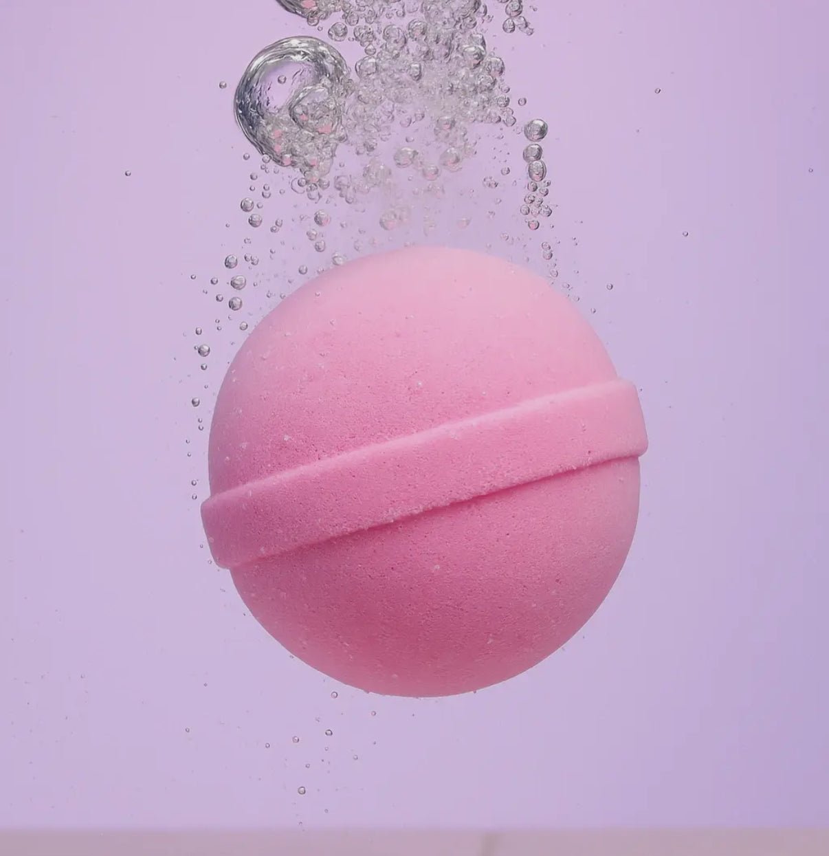 Latika Holly Christmas Bath Bomb – Evergreen & White Tea - Aesthetics By Kell